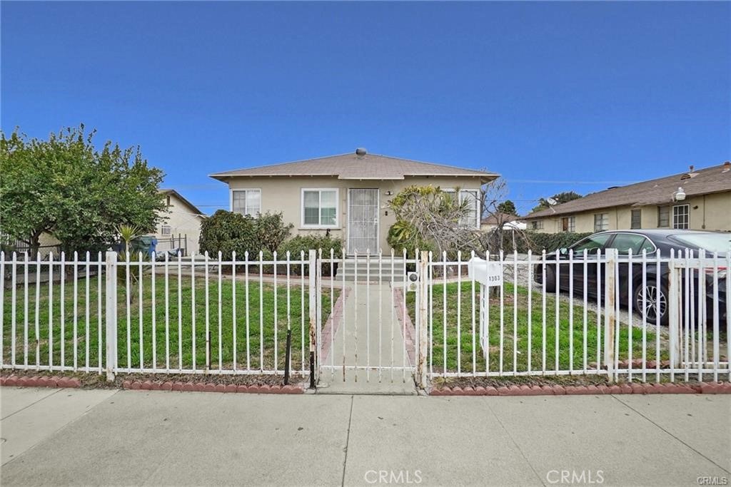 1303 1305 E Kingsley Avenue