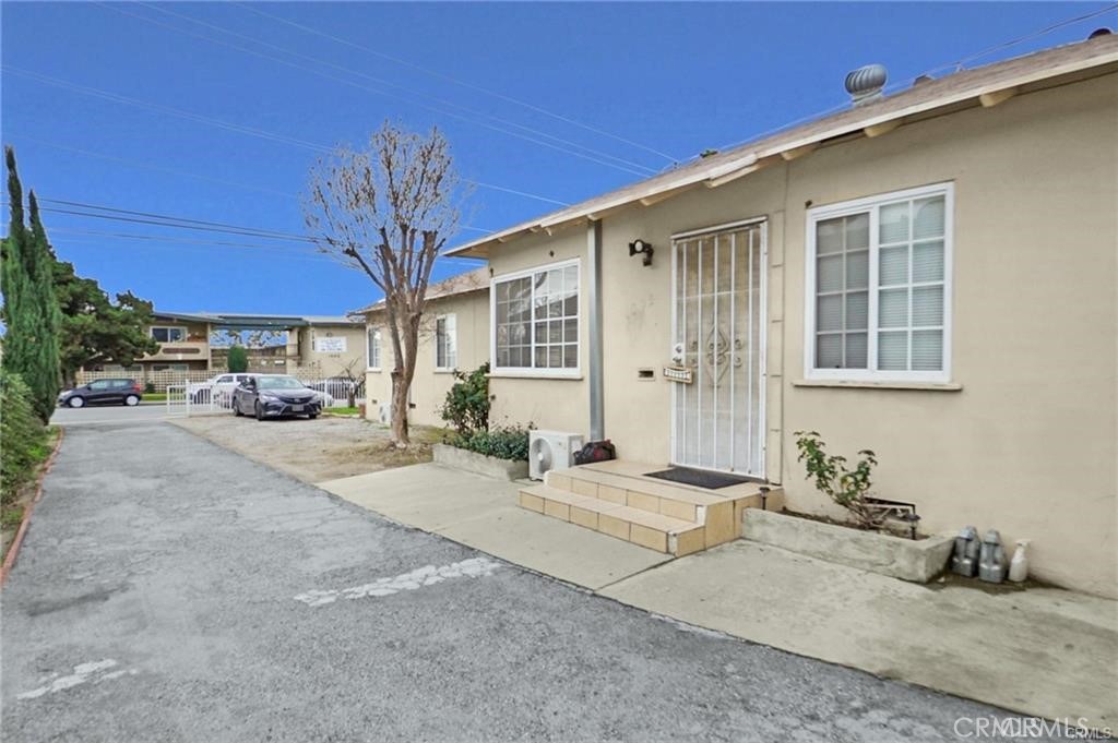 1303 1305 E Kingsley Avenue