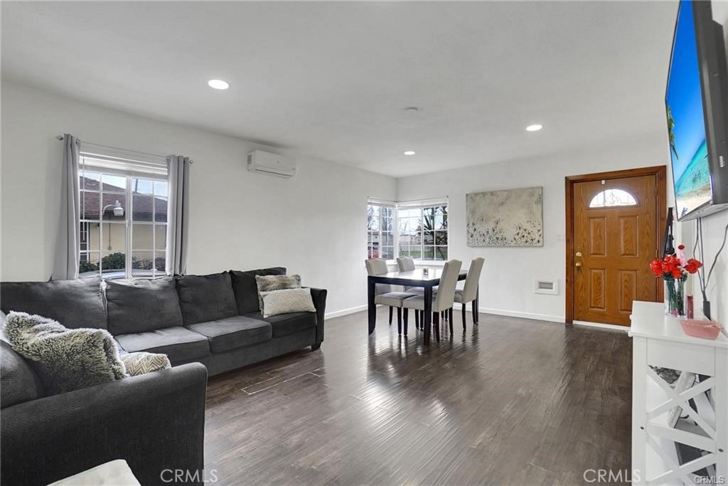 1303 1305 E Kingsley Avenue