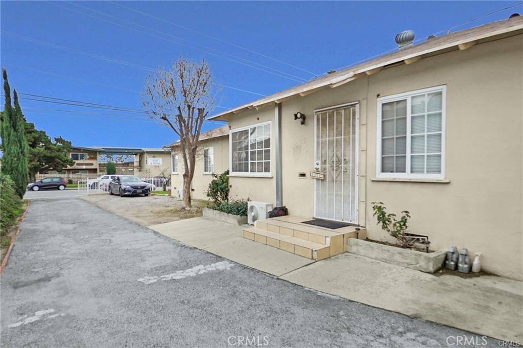 1303 1305 E Kingsley Avenue