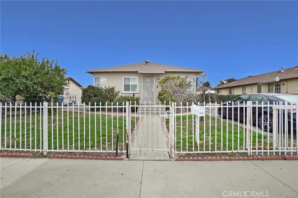 1303 1305 E Kingsley Avenue