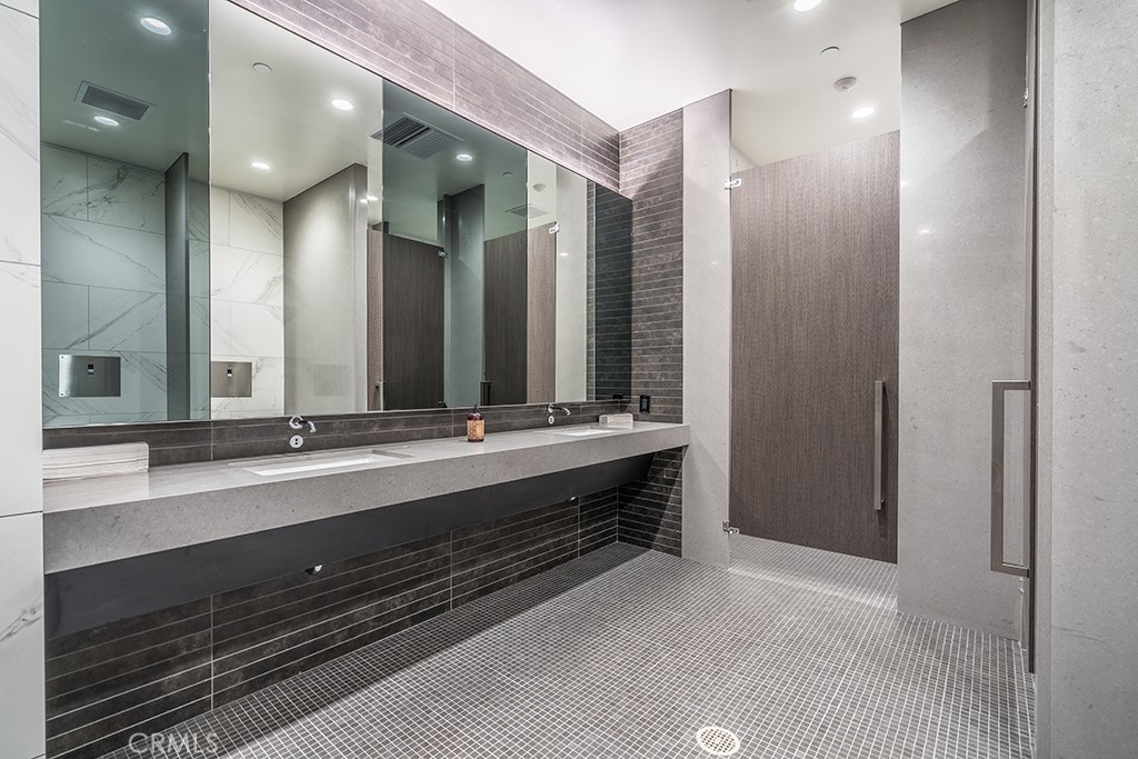 889 S Francisco Street 2805