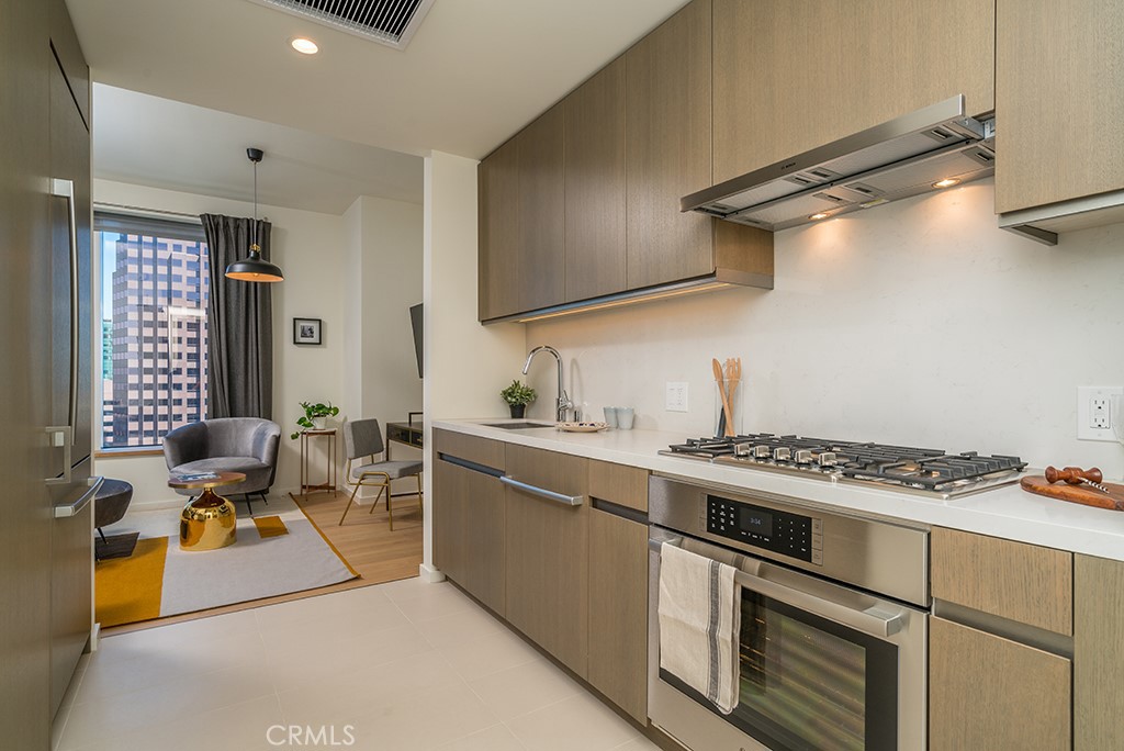 889 S Francisco Street 2805