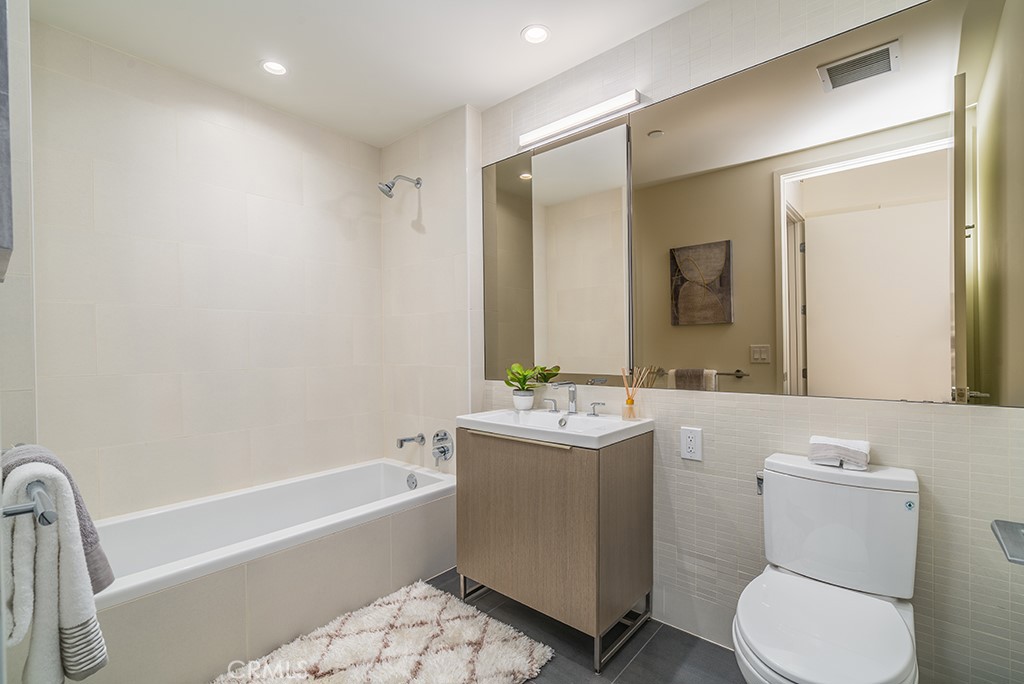 889 S Francisco Street 2805