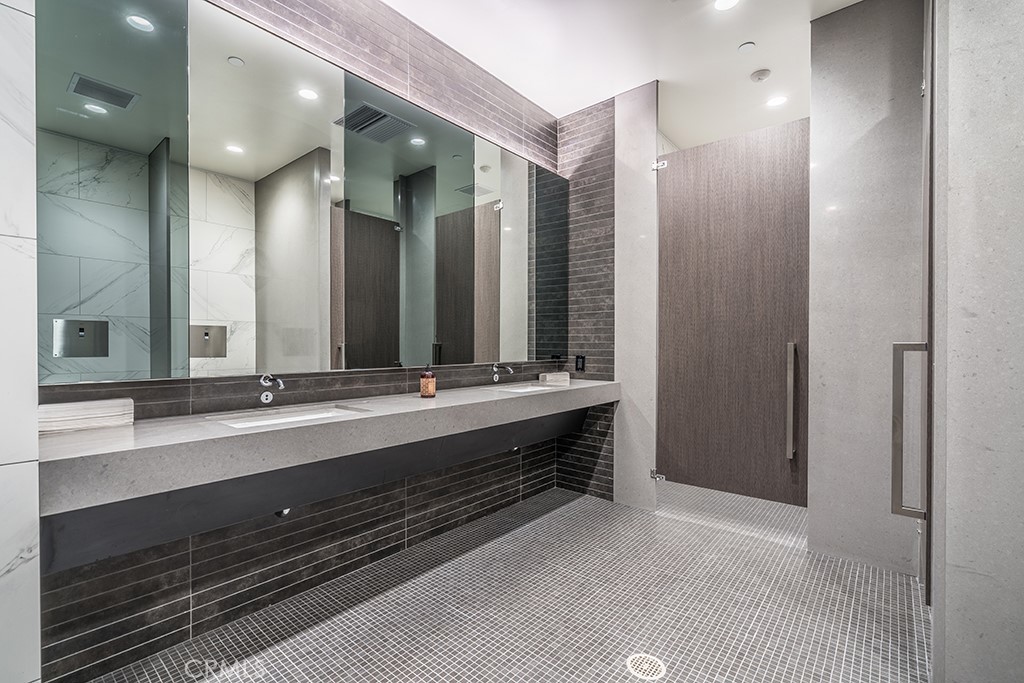 889 S Francisco Street 2805