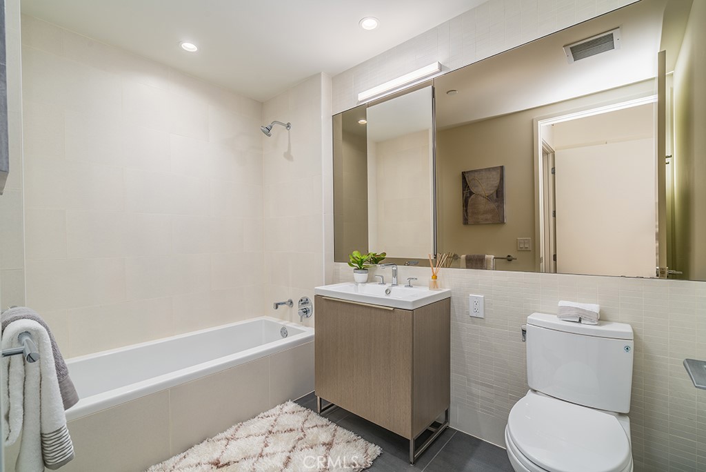 889 S Francisco Street 2805