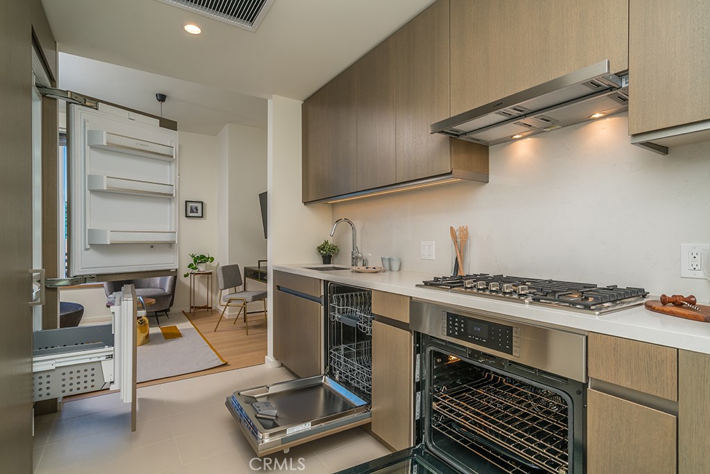 889 S Francisco Street 2805