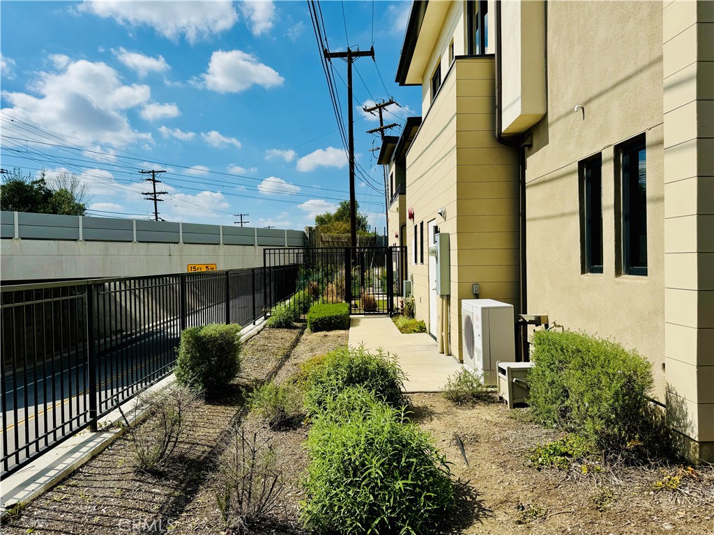 511 N Santa Anita