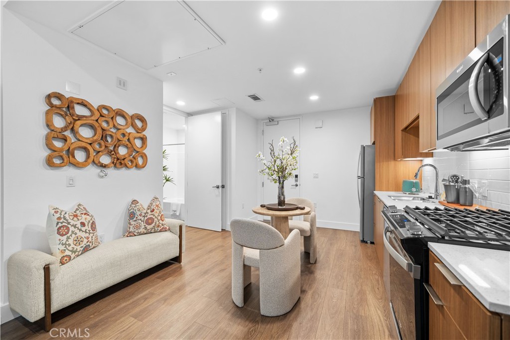 709 E Walnut Street 319