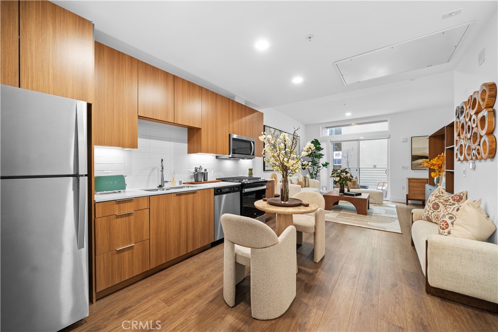 709 E Walnut Street 319