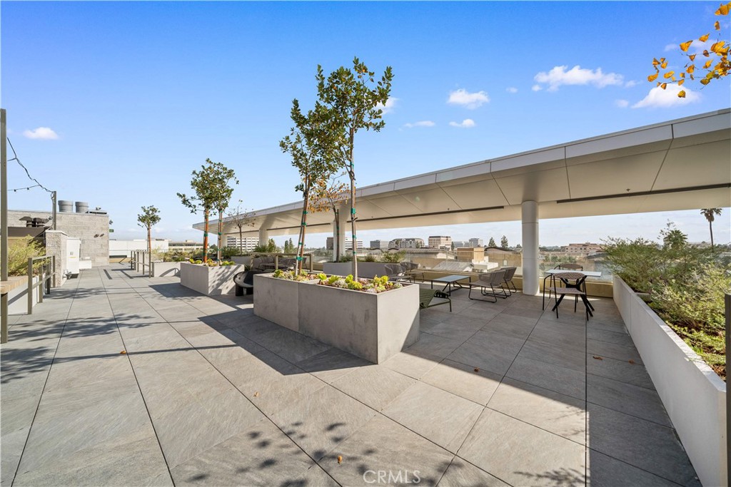 709 E Walnut Street 319