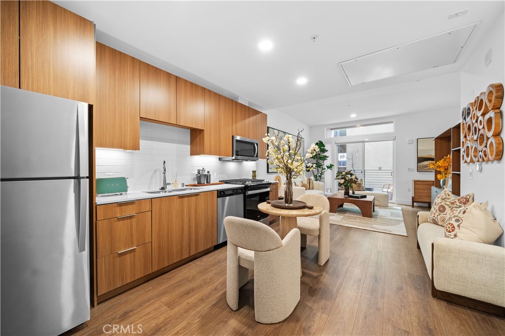 709 E Walnut Street 319
