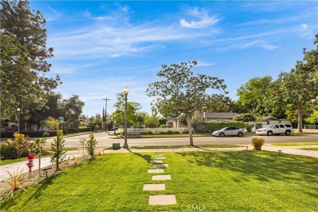 1166 N El Molino Avenue