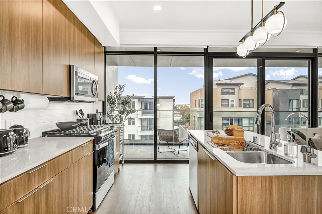 709 E Walnut Street 415