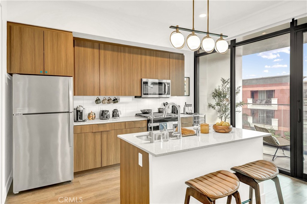 709 E Walnut Street 415