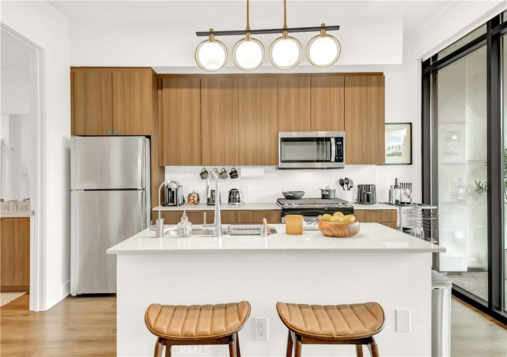 709 E Walnut Street 415