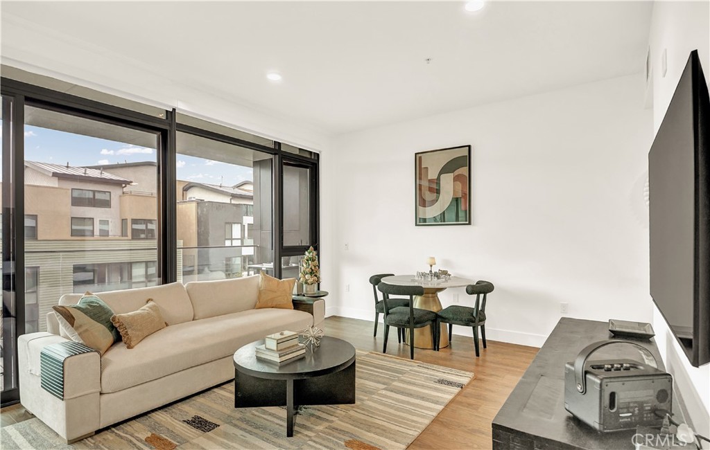 709 E Walnut Street 415