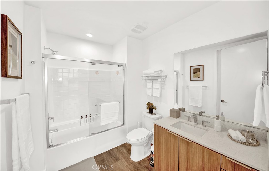 709 E Walnut Street 415
