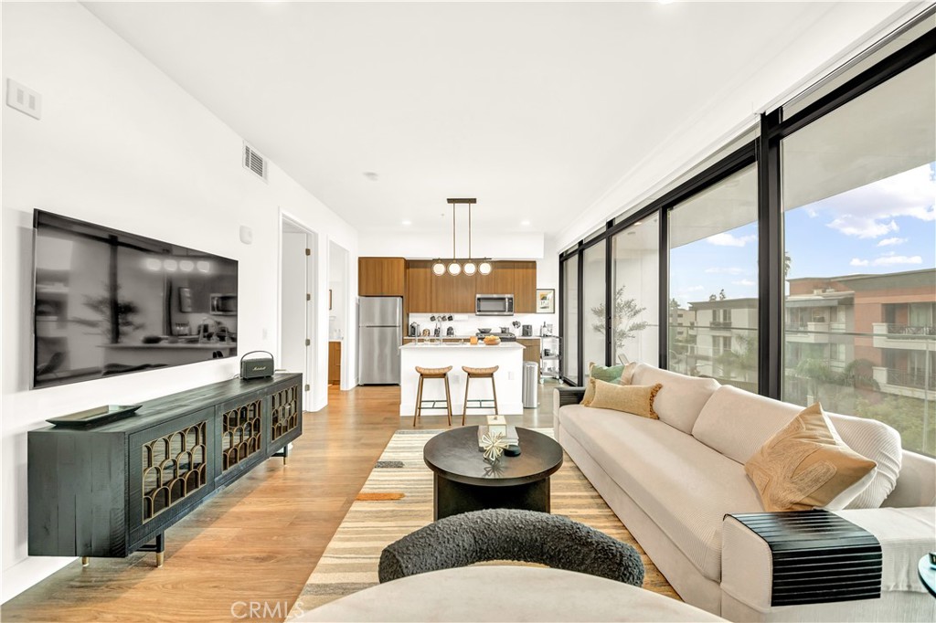 709 E Walnut Street 415