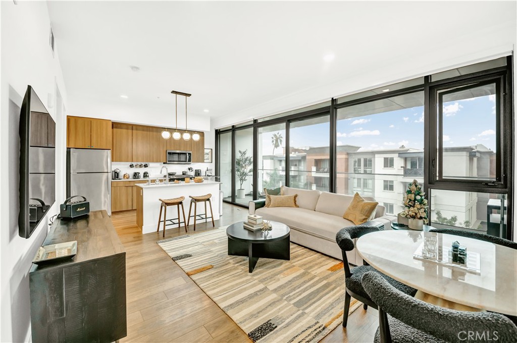 709 E Walnut Street 415