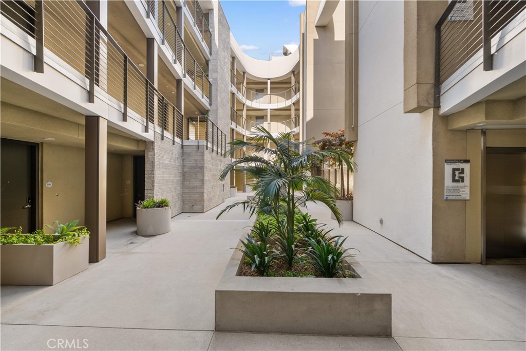 709 E Walnut Street 220