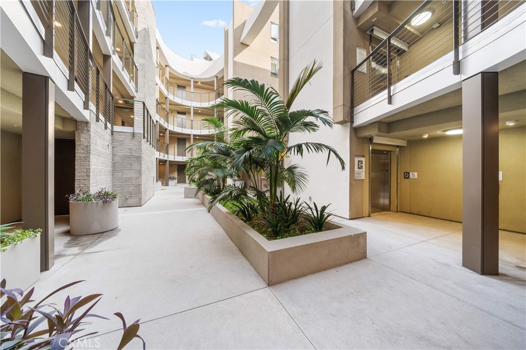 218 N El Molino Avenue 303