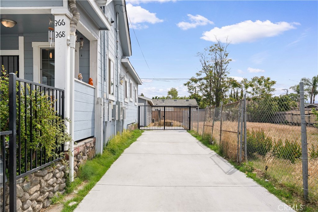 370 N Palomares