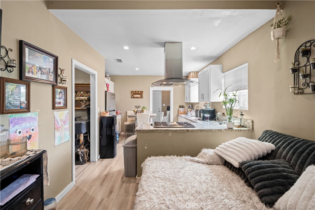 370 N Palomares