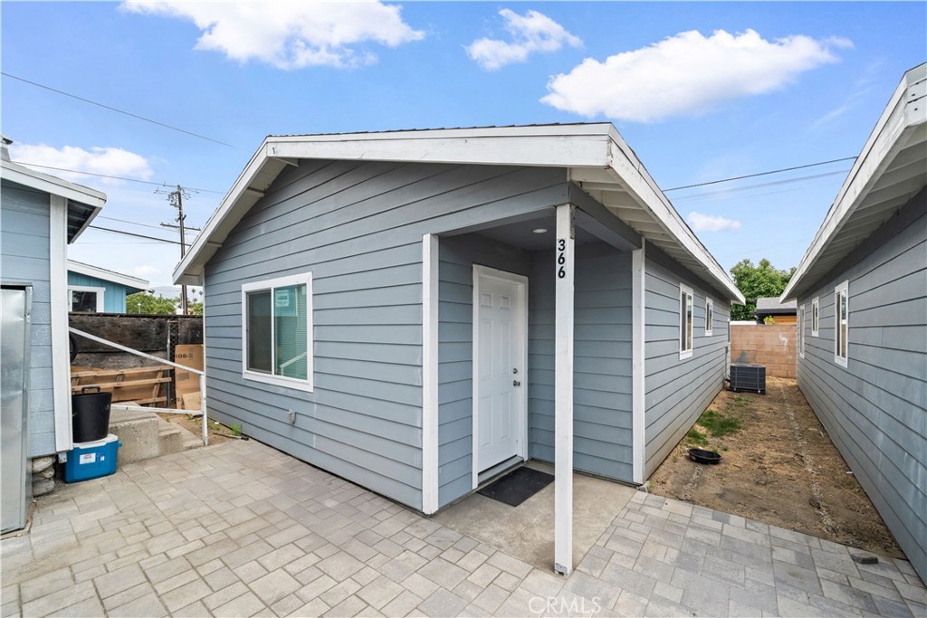 370 N Palomares