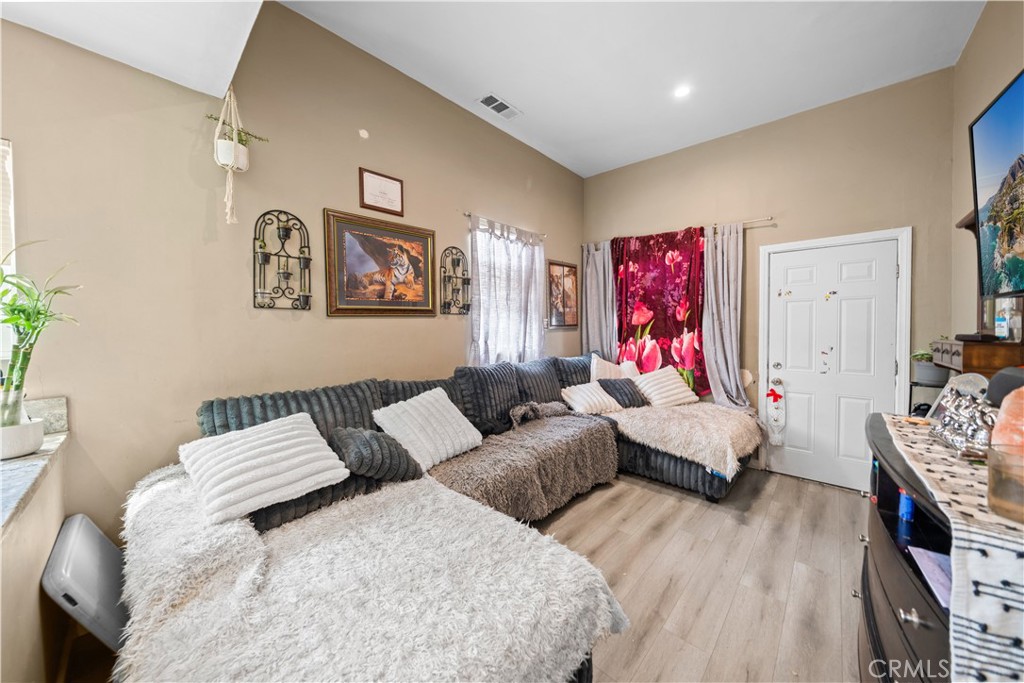 370 N Palomares