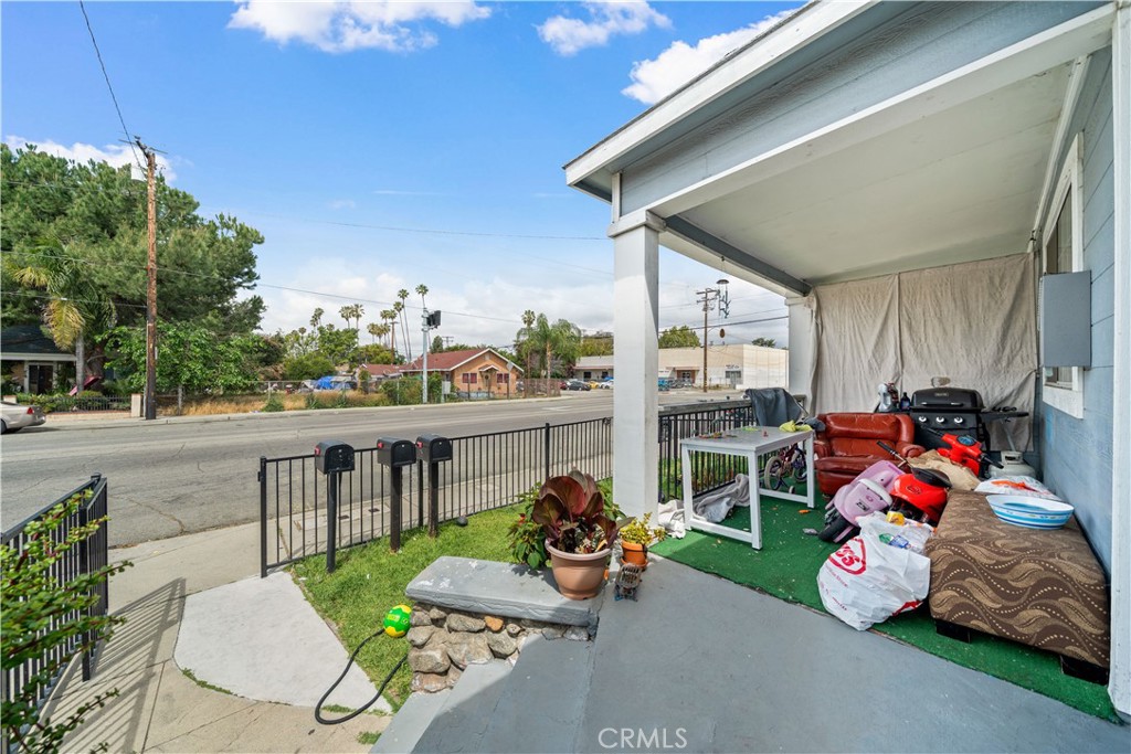 370 N Palomares