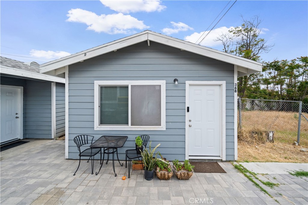 370 N Palomares