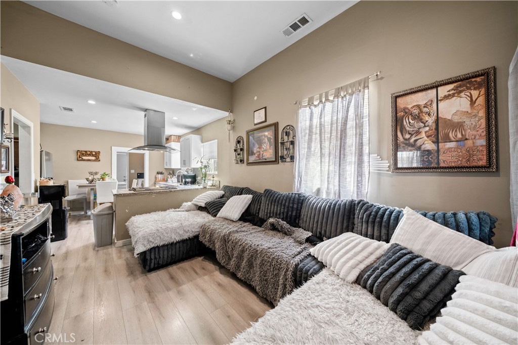 370 N Palomares