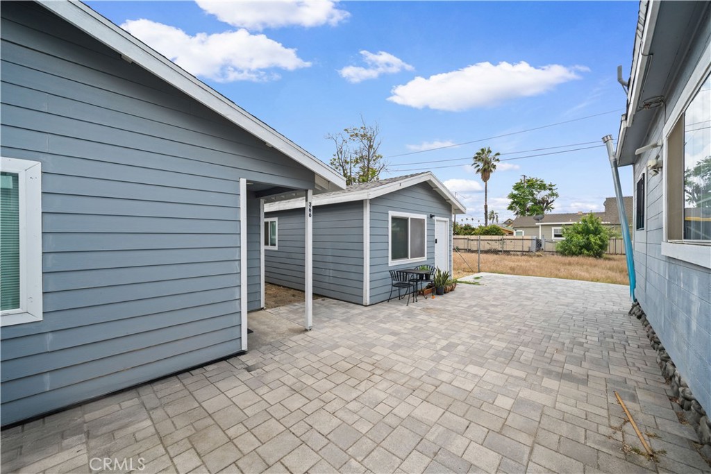 370 N Palomares