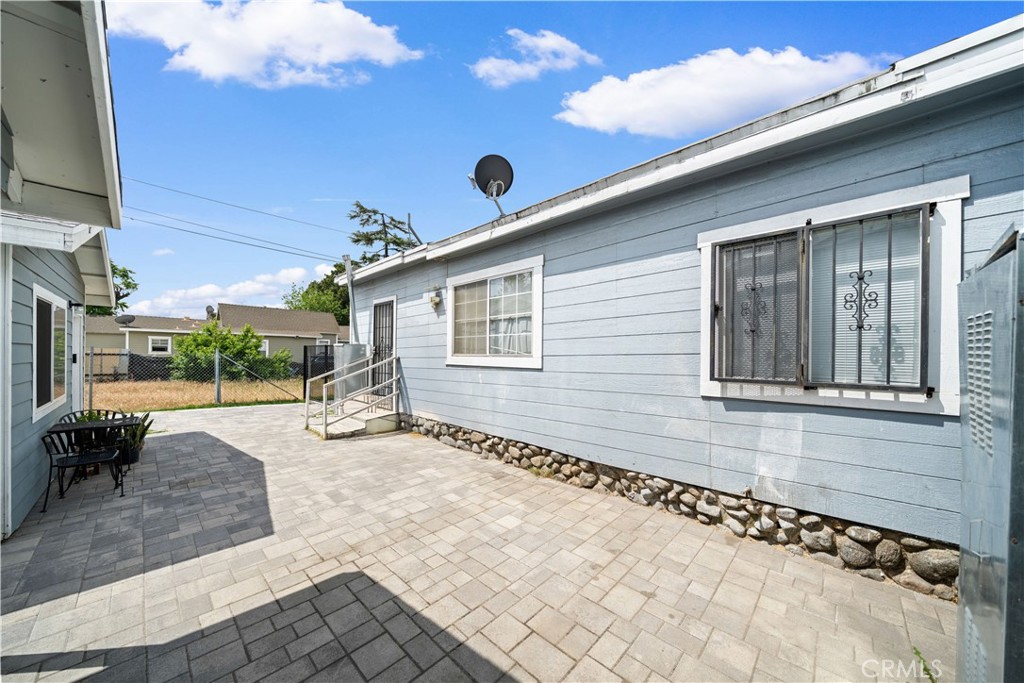 370 N Palomares
