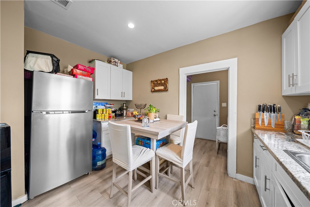 370 N Palomares