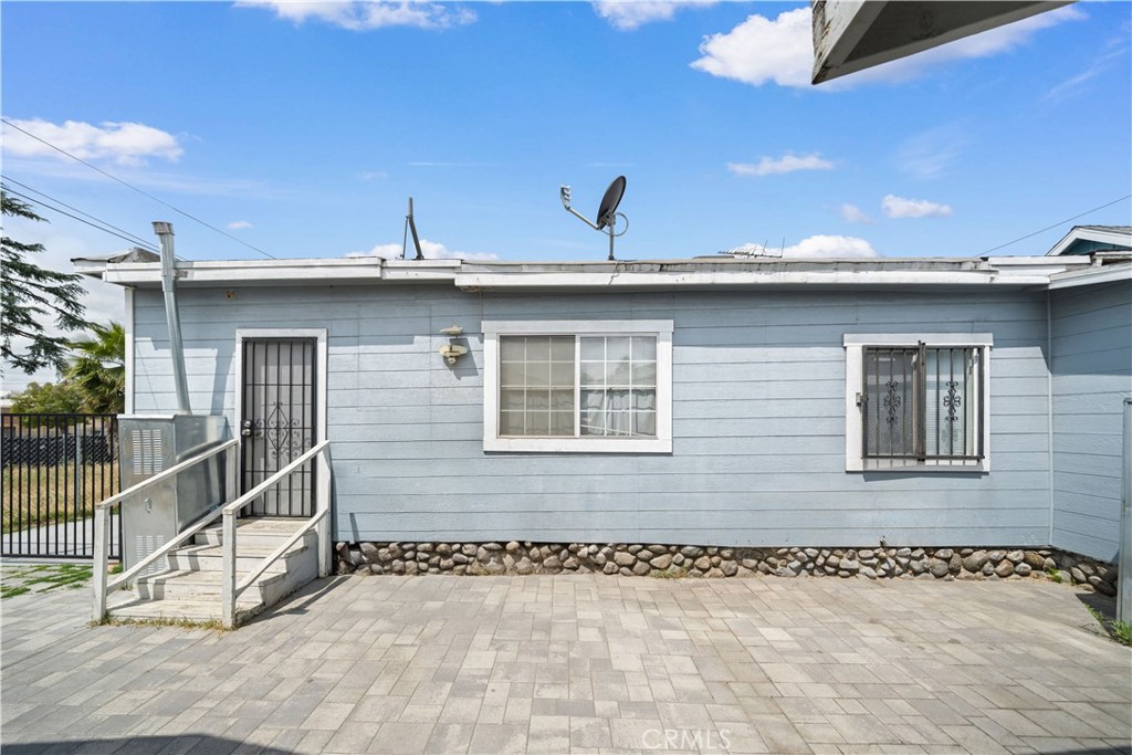 370 N Palomares