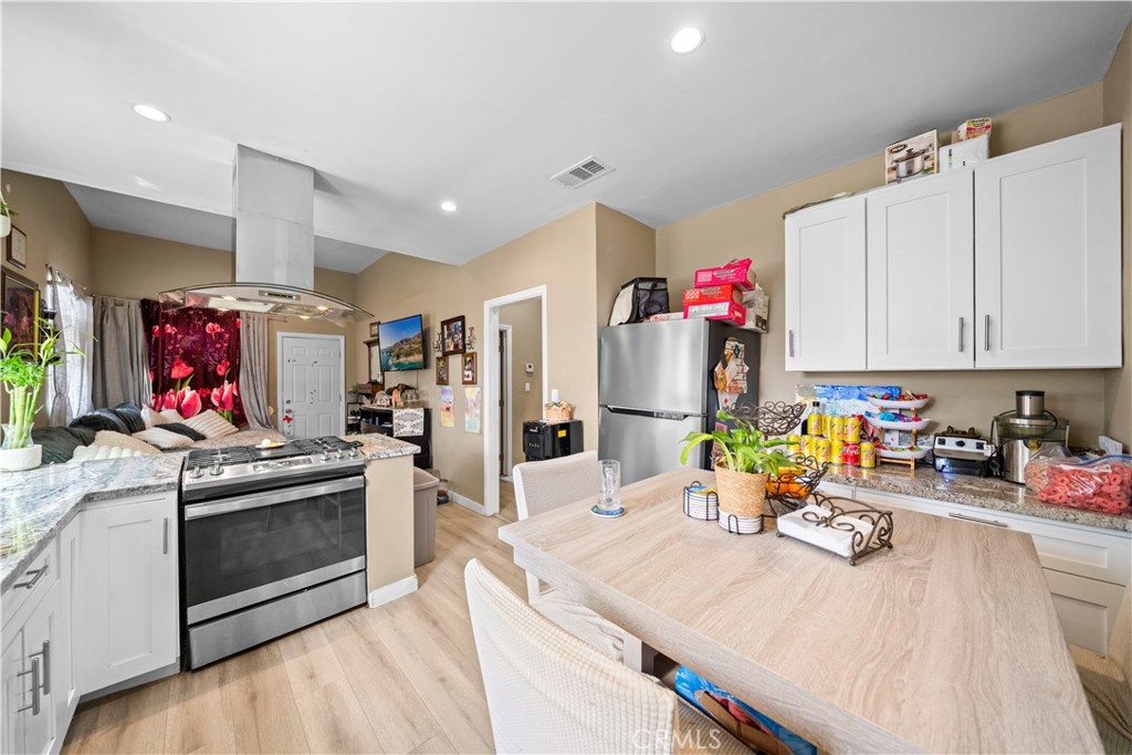 370 N Palomares