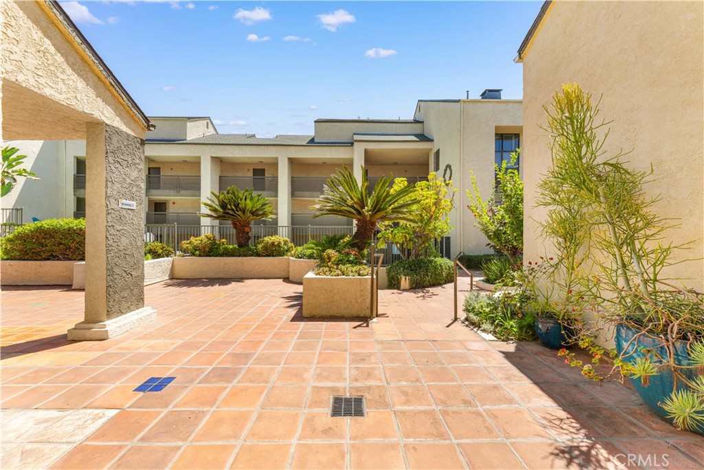 64 N Mar Vista Avenue 327