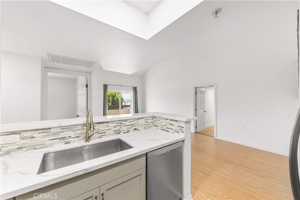 64 N Mar Vista Avenue 327