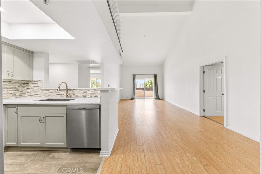 64 N Mar Vista Avenue 327