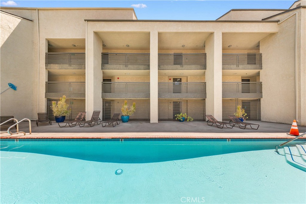 64 N Mar Vista Avenue 327