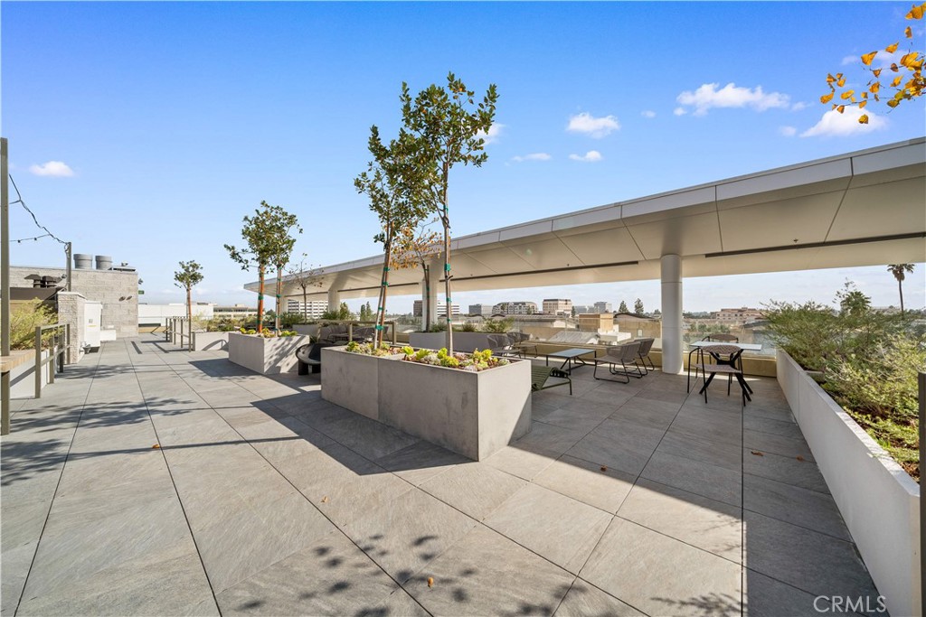 709 E Walnut Street 214