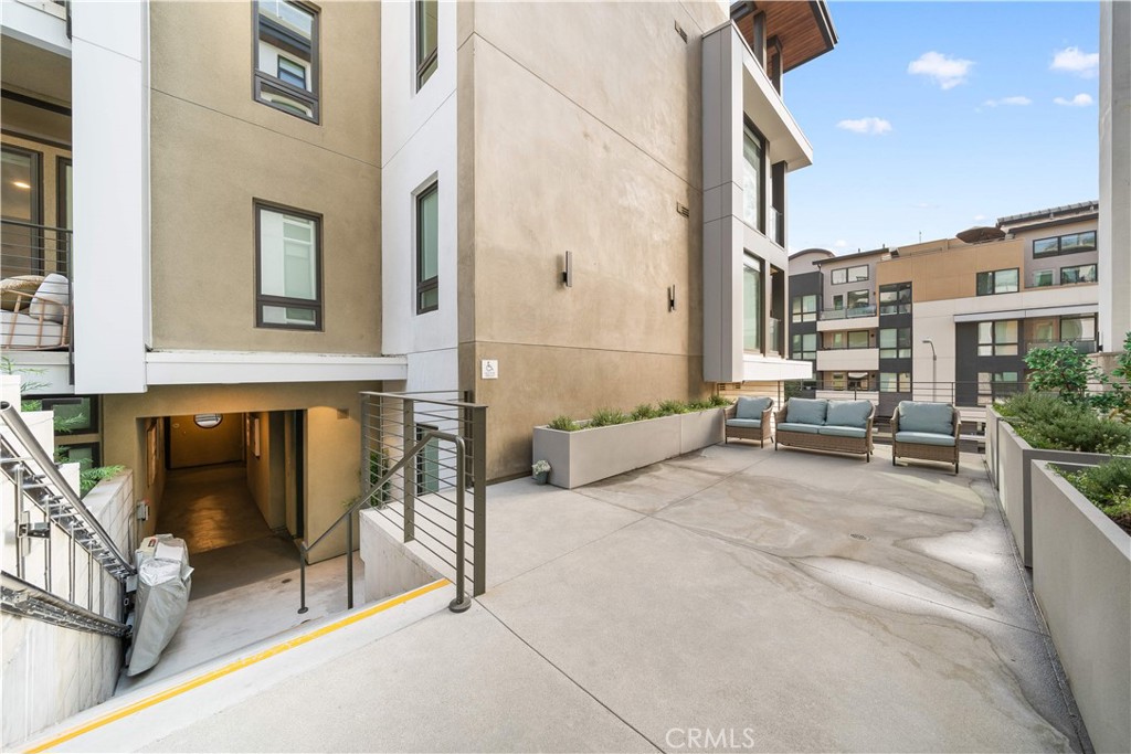 709 E Walnut Street 214