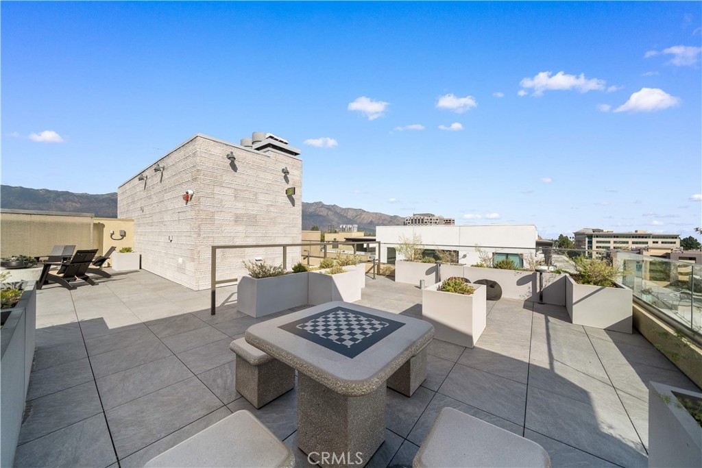 709 E Walnut Street 214