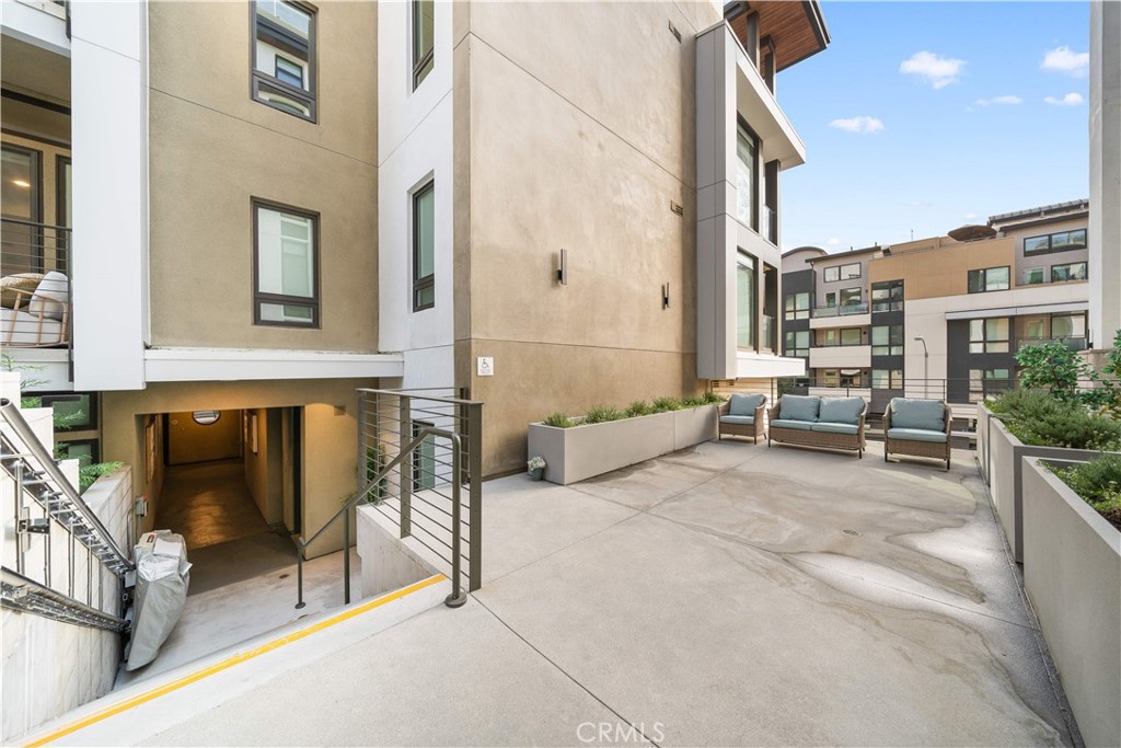 709 E Walnut Street 214