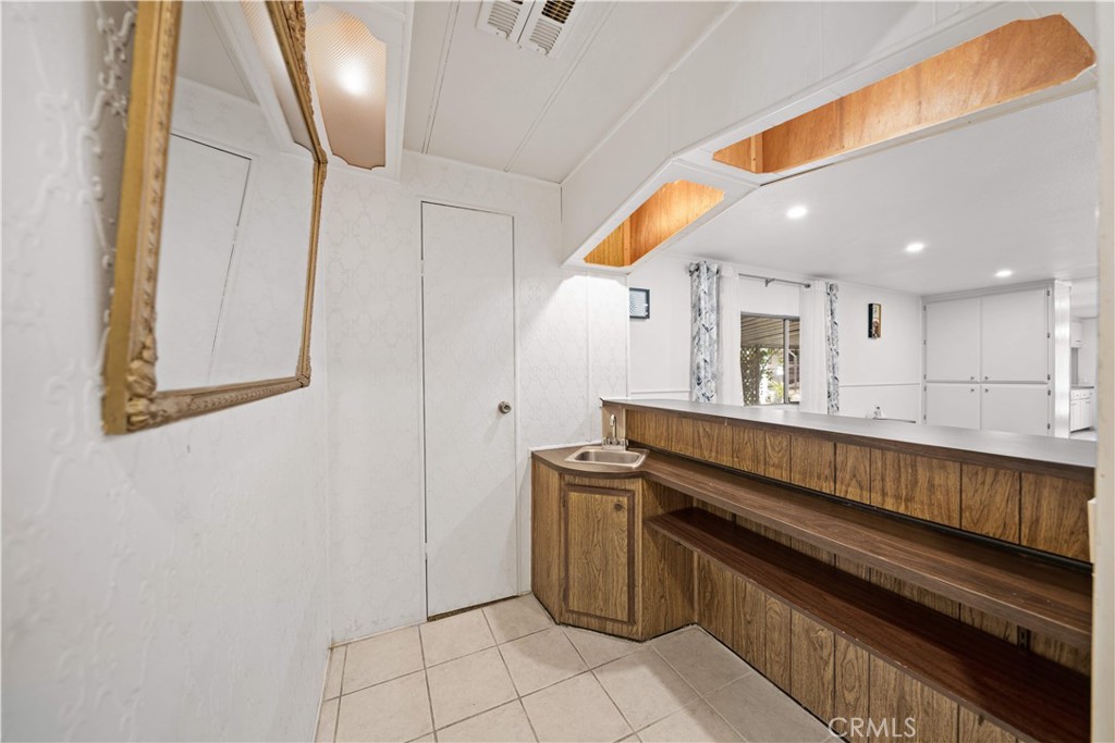 1035 17 E Huntington Avenue 17