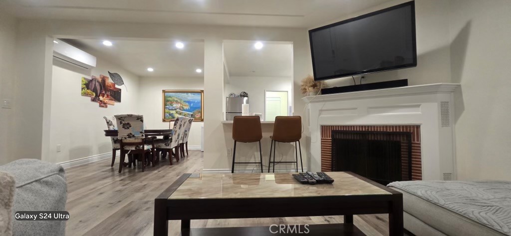 321 E Hellman