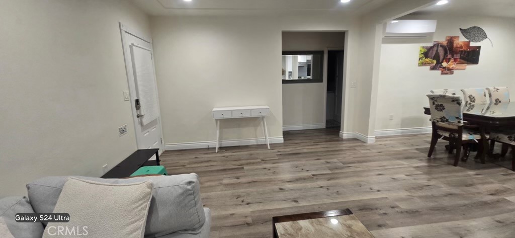 321 E Hellman