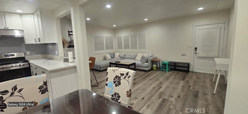 321 E Hellman